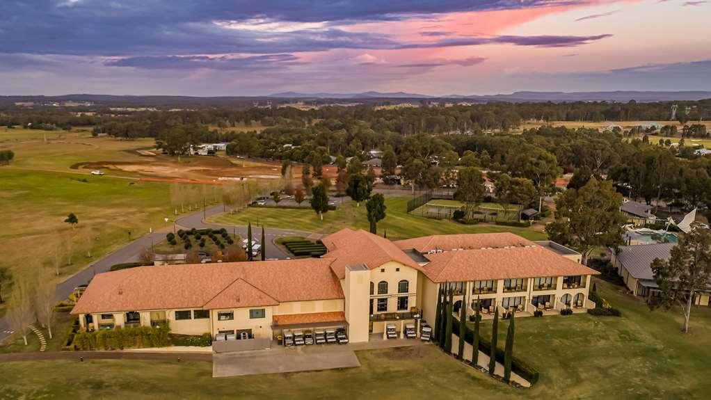 Chateau Elan At The Vintage Pokolbin Zewnętrze zdjęcie Aerial view of the clubhouse at the Wagga Wagga Golf Club
