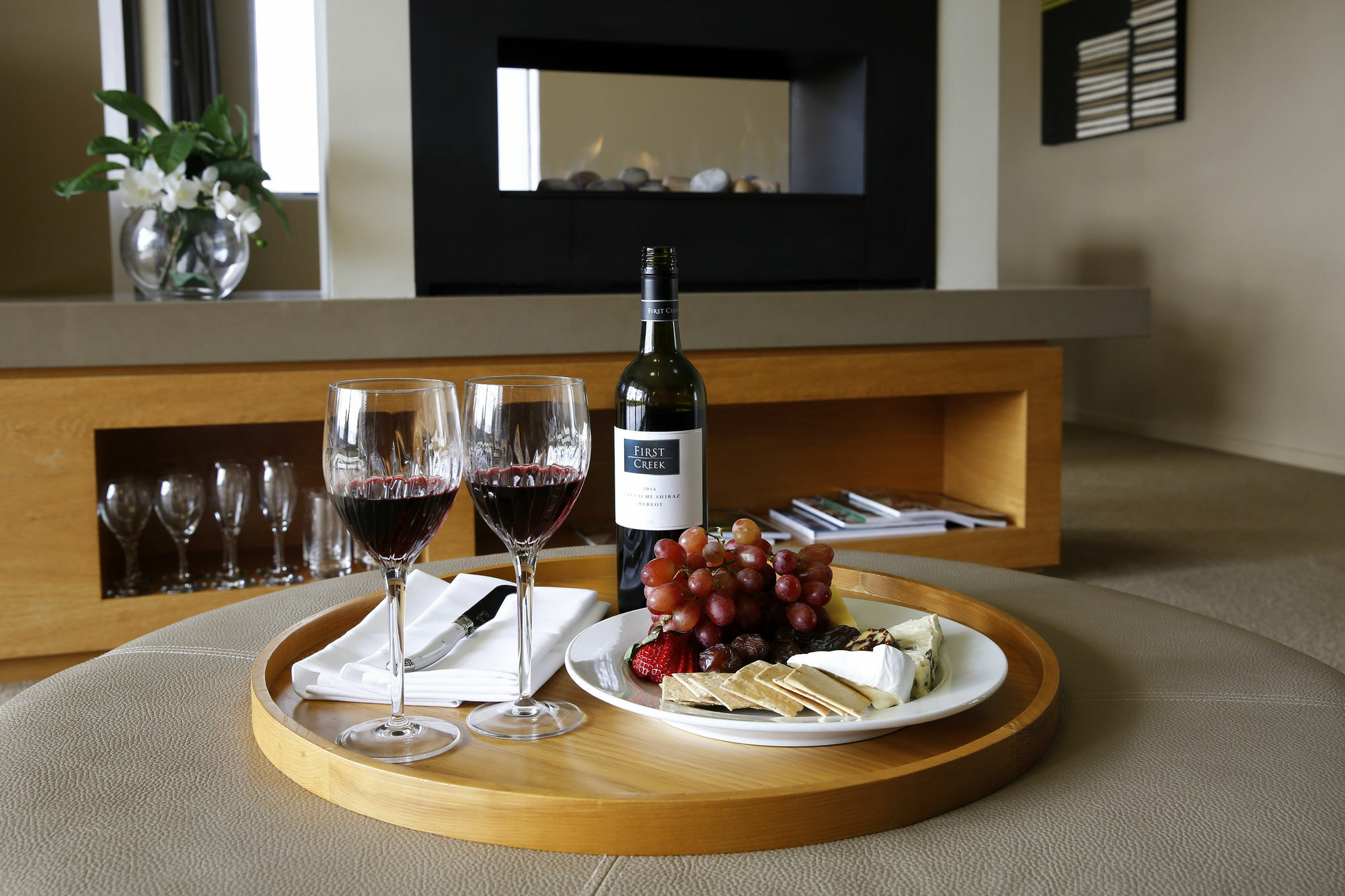 Chateau Elan At The Vintage Pokolbin Zewnętrze zdjęcie A wine and cheese platter