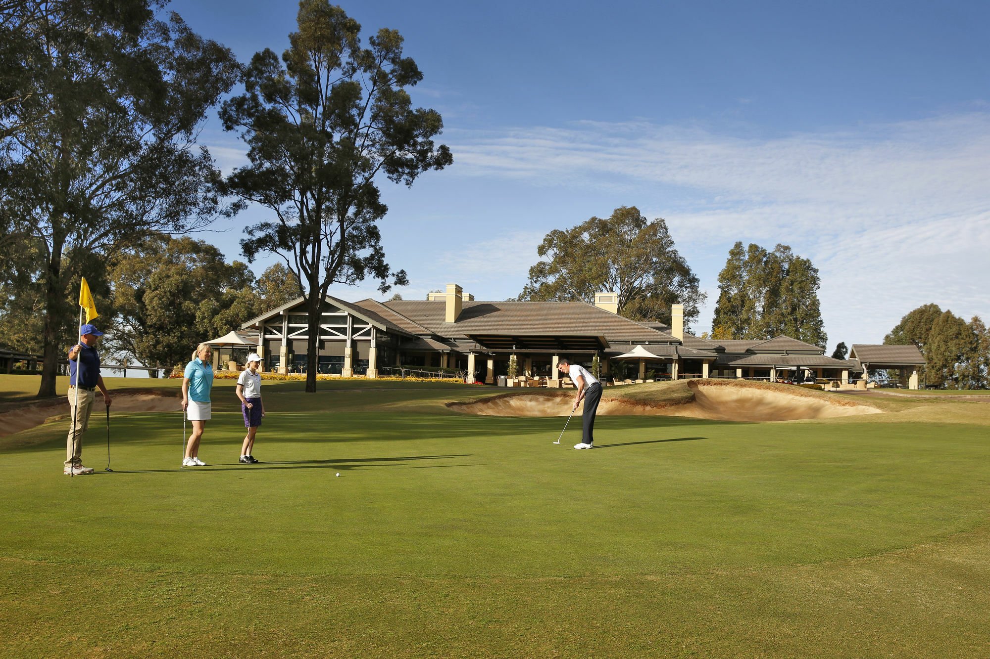 Chateau Elan At The Vintage Pokolbin Zewnętrze zdjęcie Clubhouse at the 18th green