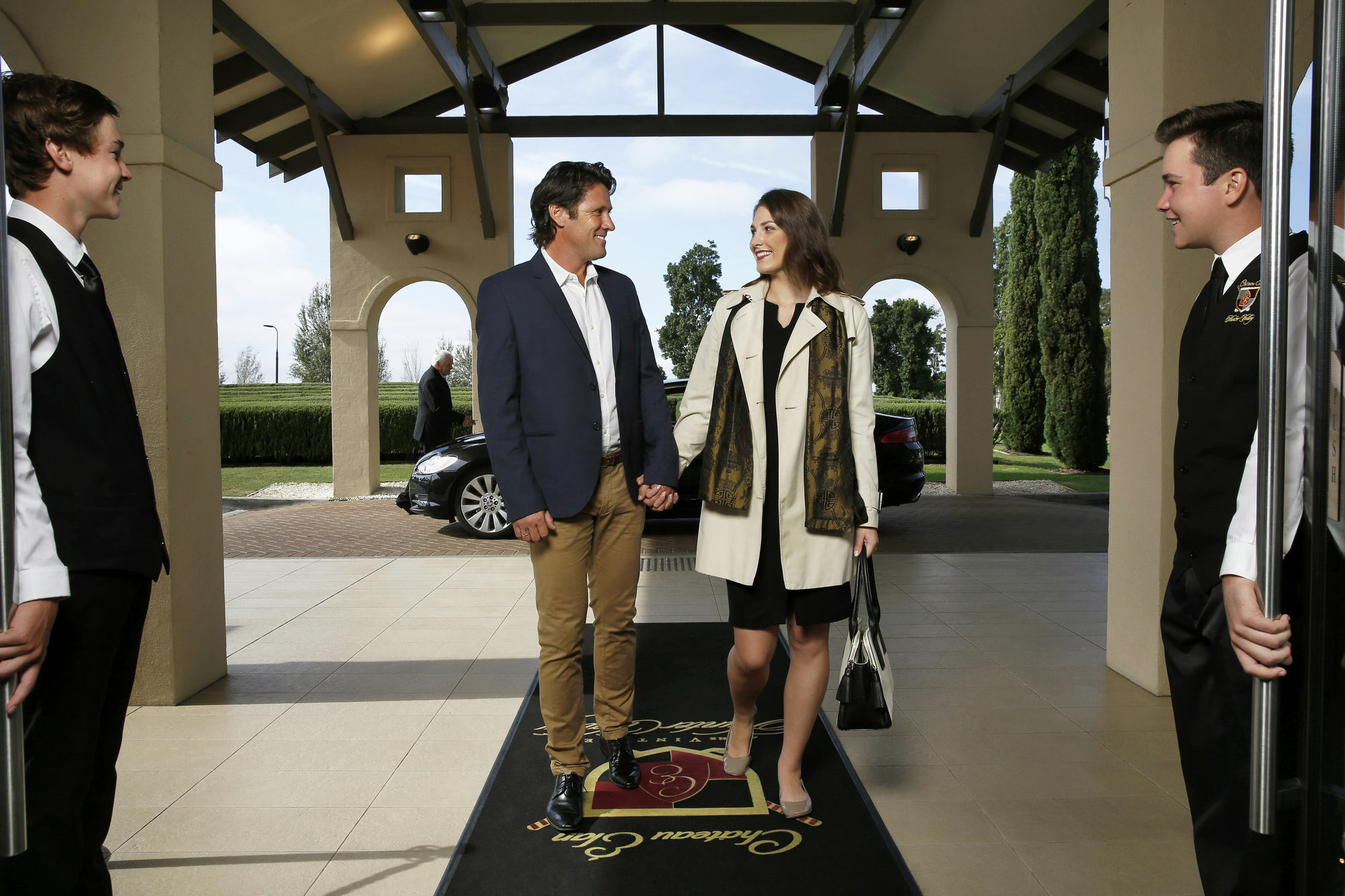 Chateau Elan At The Vintage Pokolbin Zewnętrze zdjęcie A couple being greeted by a concierge